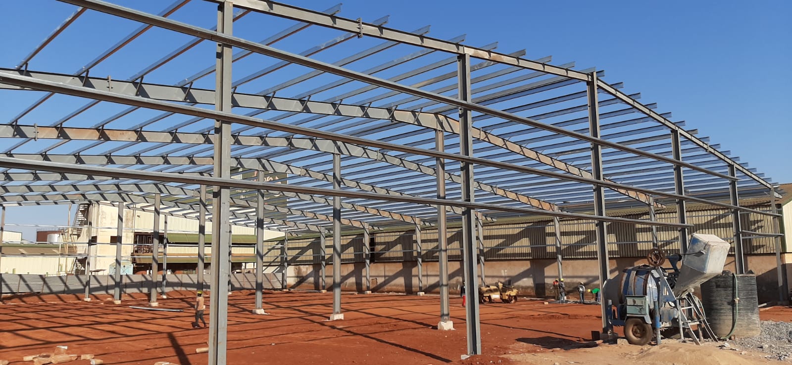 Estrutura industrial em aço em construção pela ECOCIL